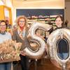 Dr. Petra Speerschneider (Mitte), Martina Mayer (links), Franziska Dörr und ihre Kolleginnen feiern dieses Jahr 50 Jahre Karmeliten-Apotheke und veranstalten wieder ihre Weihnachtstombola. 