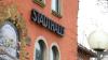 Verwunderung herrscht im Stadtrat und in den Sozialen Medien darüber, dass die Stadthalle Gerolzhofen als Notunterkunft geeignet erscheint, während sie für Veranstaltungen gesperrt ist. Seit September 2017 besteht eine Nutzungsuntersagung für Events jeglicher Art im großen Saal.