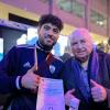 Seine Bronze-Medaille samt Urkunde bekam Mohammad Shadab von Kult-Trainer Ulli Wegner überreicht.