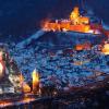 Blick auf die Burg Wertheim: Weihnachtliche Stimmung ist in der Adventszeit allgegenwärtig. Zahlreiche Veranstaltungen im gesamten Taubertal stimmen auf die Weihnachtsfeiertage ein.
