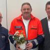 Albert Wende (Mitte) wird nach 30 Jahren im Rettungsdienst von Bezirksgeschäftsführer Rainer Kaufmann (rechts) und Wachleiter Rainer Beck (links) in den Ruhestand verabschiedet.