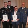 Die Abordnungen, die den Ehrenamtspreis des Landkreises entgegennahmen (von links): Sven Appold für die Jugend des BRK, Thomas Grimmer und Kreisbrandrat Dirk Albrecht für die Landkreisfeuerwehr, Julia Geiser und Ortsbeauftragter Florian Raab für das THW. Die Auszeichnungen überreichte Landrätin Tamara Bischof.