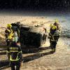 Wegen Schnee- und Eisglätte geriet ein Geländewagen und kippte seitlich um. Der Fahrer musste von der Feuerwehr befreit werden.