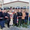 Ehrengäste, Pfarrer Paul Julian, Architekten und Fachplaner durchschnitten mit Bürgermeisterin Karin Kuhn und Kinderhaus-Leiterin Jeannie Weinhold symbolisch ein Band zur Fertigstellung und Übergabe des Erweiterungsbaus zum Kinderhaus in Greußenheim. Ehrengäste, Pfarrer Paul Julian, Architekten und Fachplaner durchschnitten mit Bürgermeisterin Karin Kuhn und Kinderhaus-Leiterin Jeannie Weinhold symbolisch ein Band zur Fertigstellung und Übergabe des Erweiterungsbaus zum Kinderhaus in Greußenheim.
