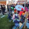 Gespannt warteten zahlreiche Kinder mit ihren Eltern und Ehrengäste auf die Übergabe des Erweiterungsbaus zum Kinderhaus in Greußenheim.