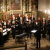 33 Sängerinnen und Sänger, stimmlich, gesanglich perfekt, aufgeteilt in mehreren Registern und Stimmlagen – die Kantorei Gnadenkirche mit Leiterin Gabriele Huber (vorne) überzeugte einmal mehr beim diesjährigen Adventskonzert in der Rüdenhäuser Kirche St. Peter und Paul.