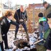 Einen vom Kreisverband für Gartenbau und Landespflege gespendeten Apfelbaum pflanzten MdL Volkmar Halbleib, Bürgermeisterin Karin Kuhn, Landrat Thomas Eberth und Helmut Lutz ((v.l.n.r., stellvertr. Kreisvorsitzender für Gartenbau und Landespflege) mit Kindern am Rande des Außenspielgeländes des Kinderhaus-Erweiterungsbaus. Einen vom Kreisverband für Gartenbau und Landespflege gespendeten Apfelbaum pflanzten MdL Volkmar Halbleib, Bürgermeisterin Karin Kuhn, Landrat Thomas Eberth und Helmut Lutz ((v.l.n.r., stellvertr. Kreisvorsitzender für Gartenbau und Landespflege) mit Kindern am Rande des Außenspielgeländes des Kinderhaus-Erweiterungsbaus.