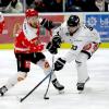 Haßfurts Jakub Sramek (Zweiter von links, ganz links Teamkollege Michael Stach) kann in dieser Szene den Puck trotz starker Behinderung von Trostbergs Petr Dvorak weiterpassen. Sramek gelangen beim 4:3-Erfolg insgesamt drei Treffer und ein Assist.