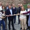 Stabwechsel nach drei Jahren von Thüringen nach Bayern: Die drei Verwaltungsstellen sowie die Umweltministerien der drei Bundesländer arbeiten eng zusammen. (Vorne von links): Ulrike Schade, Karoline Witte, Uwe Katzenberger, Franziska Hannig und Julia Rösch. (Hinten von links): Frank Riedel, Elmar Herget, Torsten Raab, Wiebke Büschel, Martin Kremer, Mathias Reinelt und Bertram Eidel.