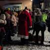 Der Nikolaus verteilt seine Geschenke. Der Nikolaus verteilt seine Geschenke.