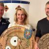 Gauschützenmeister Uli Schmitt (rechts), Heidi Schmitt aus Hollstadt (Siegerin Auflage LG) und Peter Straub aus Wülfershausen (Sieger LG frei). Sie strahlten um die Wette, zwei Wülfershäuser Bürger.