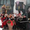 Alljährlich versammeln sich die Akteure am Ende des Adventskonzerts im Altarraum, um gemeinsam mit der Zuhörerschaft das Schlusslied zu singen. Alljährlich versammeln sich die Akteure am Ende des Adventskonzerts im Altarraum, um gemeinsam mit der Zuhörerschaft das Schlusslied zu singen.