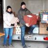 Helfende Hände verluden in Werneck in der Halle der Firma NE-Solartechnik die Weihnachtpakete in den Anhänger der Feuerwehr Werneck.