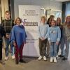Die Landtagsabgeordnete Kerstin Celina (Dritte von links) mit Schülerinnen und Schülern der Klasse 9M der Mittelschule.