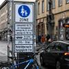 Die großen blau-weißen Schilder in der Theaterstraße Würzburgen weisen auf die Fußgängerzone hin.