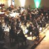 Die Blaskapelle "Harmonie" bei ihrem Adventskonzert in der illuminierten Pfarrkirche.
