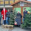 Auch der Nikolaus wird am Weihnachtszauber in Lauda auf dem Marktplatz vorbeischauen. Wo er genau mit seinen Rentieren landen kann, besichtigte er schon mal mit Bürgermeister Dr. Lukas Braun und Beatrix Wendt vom Planungsteam (Mitte) sowie weiteren Akteuren.