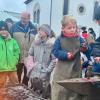 "Kunst in Kinderhand": Ein junger Schmied formt mit Begeisterung das glühende Eisen auf dem Glashütter Weihnachtsmarkt.