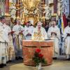 Gemeinsam mit Pfarrer Ottmar Pottler (3. von rechts) zelebrierten den Dankgottesdienst (von links): Pfarrer Michael Erhart, Pfarrer Reiner Fries, Monsignore Werner Kirchner, Diakon Joachim Stapf, Pfarrer Bernhard Öchsner und Kaplan Bill Mikambu.