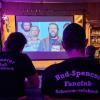 Während des gesamten Abends wurden auf einer Leinwand bekannte Filme von Bud Spencer und Terence Hill gezeigt. Während des gesamten Abends wurden auf einer Leinwand bekannte Filme von Bud Spencer und Terence Hill gezeigt.