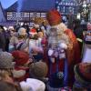 Der Nikolaus besucht am Nachmittag den Weihnachtsmarkt und verteilt Päckchen. Der Nikolaus besucht am Nachmittag den Weihnachtsmarkt und verteilt Päckchen.