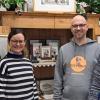 Franz Sauer, Christiane Lörner und Falco Winschel vom Fremdenverkehrsverein sind bei Gerhard Weihrauch in der Galerie (von links). Der Künstler beteiligt sich ab dem 10. Dezember am Adventsleuchten. Er öffnet sein Atelier von 9.30 bis 15 Uhr und lässt sich über die Schulter schauen.