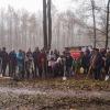 Die Pflanzaktion war mehrfach verschoben worden, nun konnten die rund 40 Kundinnen und Kunden zusammen mit dem Gartenamt etwa 400 Bäume pflanzen. Die Pflanzaktion war mehrfach verschoben worden, nun konnten die rund 40 Kundinnen und Kunden zusammen mit dem Gartenamt etwa 400 Bäume pflanzen.