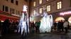 Wie schon 2022 (Foto), so werden auch in diesem Jahr beim "Würzburger Lichterglanz" wieder leuchtende Weihnachtsengel und eine Weihnachtsfee auf Stelzen durch die Innenstadt spazieren. 