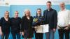 Preisträgerin Maria Sauer (Viert von links) mit Familienangehörigen, Prof. Dr. Gabriele Saueressig (Vizepräsidentin der THWS, Dritte von links) und Wissenschaftsminister Blume (Zweiter von rechts).