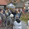 Ein Blick auf die Besucherinnen und Besucher des Adventsmarkts in Rabelsdorf am Nachmittag.