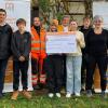 Schülerinnen und Schüler der Montessori-Schule Würzburg bastelten aus Hinweisbannern Etuis. Nun wurde von team orange ein Spendenscheck überreicht (von links): Monika Franke, Simon Langlouis, Philipp Lanny, Bernd Maack und Karin Klüpfel.
