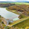 Der Ellertshäuser See wird ab Mitte Dezember wieder komplett geflutet. Die Baumaßnahmen am Hauptsee sind abgeschlossen. 2024 wird noch der kleine Vorsee (oben) saniert.