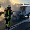 Beim Unfall auf der A7 löschte die Feuerwehr Marktbreit das Fahrzeug und barg die Ladung.