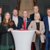 Vertreter der Bahnhofsmission Würzburg, des Reit- und Fahrvereins Remlingen sowie der Initiative junge Forscherinnen und Forscher sich stellten stellvertretend für alle geladenen Spendenempfänger zum Erinnerungsfoto mit Oberbürgermeister Christian Schuchardt (rechts), Landrat Thomas Eberth (Vierter von links), Vorstandsvorsitzendem Bernd Fröhlich (Vierter von rechts hinten) sowie stellvertretendem Vorstandsmitglied Rainer Ankenbrand (Mitte, beide Sparkasse Mainfranken Würzburg). 