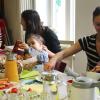 Das Familienfrühstück ermöglicht den Eltern einen niedrigschwelligen Austausch untereinander und mit den Elternbegleiterinnen. Das Familienfrühstück ermöglicht den Eltern einen niedrigschwelligen Austausch untereinander und mit den Elternbegleiterinnen.