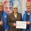 Die Klaus-Reinfurt-Stiftung spendete 3000 Euro an die Würzburger Bahnhofsmission. Im Bild (von links): Michael Lindner-Jung (Bahnhofsmission),  Ruth Reinfurt (Klaus-Reinfurt-Stiftung) und Helmut Lang (Förderverein).