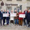Bei der Spendenübergabe (von links): Joachim Eyrich (Präsident Lions Club Schweinfurt), Martin Feuerbacher (Kassier Lions Club Schweinfurt), Peter Schleich (Vorstandsvorsitzender der Sparkasse Schweinfurt-Haßberge), Dagmar Brebersdorf (stellvertr. Vorsitzende Schweinfurter Kindertafel e.V.), Rainer Zink (stellvertretender Vorsitzender Schweinfurter Kindertafel e.V.), Dr. Georg Lippert (Mitglied des Kreisvorstands des BRK-Kreisverbands Schweinfurt), Holger Brätz (stellvertretender Sachgebietsleiter Bildung des BRK-Kreisverbands Schweinfurt), Dr. Klaus Lück (Aktivitybeauftragter Lions Club Schweinfurt)
