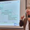 Der Spezialist für Gedächtnisstörungen und Demenz an der Uniklinik in Würzburg Dr. Martin Lauer erklärte beim Veitshöchheimer Gesundheitstag Demenz als eine chronische, nicht heilbare degenerative Erkrankung, die zu Abbauprozessen im Gehirn und in der Folge zu einer Beeinträchtigung des alltäglichen Lebens führe, aber symptomatisch behandelt werden könne. Der Spezialist für Gedächtnisstörungen und Demenz an der Uniklinik in Würzburg Dr. Martin Lauer erklärte beim Veitshöchheimer Gesundheitstag Demenz als eine chronische, nicht heilbare degenerative Erkrankung, die zu Abbauprozessen im Gehirn und in der Folge zu einer Beeinträchtigung des alltäglichen Lebens führe, aber symptomatisch behandelt werden könne.