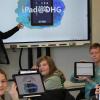 Schülerinnen und Schüler einer 7. Klasse des Deutschhaus-Gymnasiums zeigen stolz ihre neuen i-Pads. An der Tafel der Schulleiter des DHG,  OStD Michael Schmitt.