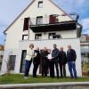 Bei der Preisübergabe vor dem ausgezeichneten Objekt in Buchbrunn waren (von links) ILE-Managerin Veronika Endres, die Bürgermeister Horst Reuther, Matthias Bielek, Karl-Dieter Fuchs, Sieger Harald Kümmel sowie die Bürgermeister Roland Hoh und Hermann Queck dabei. 
