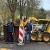 Einige Anwohner samt Bürgermeister Peter Juks betätigen sich ehrenamtlich beim Umweltschutz am Rosskopf in Goßmannsdorf.