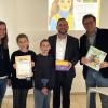 Bürgermeister Matthias Bielek begeisterte auch in diesem Jahr am Vorlesetag die Fünftklässler der Realschule Dettelbach mit einer spannenden Geschichte. Im Bild (von links) Petra Fackelmann, Schülerinnen der 5. Klasse, Bürgermeister Matthias Bielek und Schulleiter Stefan Wolbert.