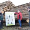An einem riesigen Polder bei Bastheim illustrierten (von links) Hubert Türich, Waldschutzfachkraft Peter Laubmeier und Jörg Mäckler schon vor zwei Jahren die Situation am Wald, die sich bisher nicht grundlegend verändert hat.
