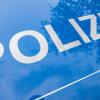 Die Polizeistreife stellt das Diebesgut bei einer Wohnungsdurchsuchung sicher.