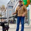 Für Besorgungen oder zum Arztbesuch: Klaus Ankenbrand aus Werneck und seine Zwergziege Noah ziehen in der Schweinfurter Innenstadt regelmäßig die Blicke auf sich.