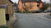 Die Straßenführung am Gemeindehaus Alte Schule (links) wird weiträumiger in der Linienführung zum Dorfplatz hin (rechts) gestaltet. Die Straßenführung am Gemeindehaus Alte Schule (links) wird weiträumiger in der Linienführung zum Dorfplatz hin (rechts) gestaltet.