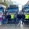 Fahrer von Beständig aus Gochsheim stehen in Wiesbaden vor ihren Lastwagen.