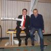 Symbolisch nahmen Bürgermeister René Wohlfart (links) und Herbert Nebel von der Siedlergemeinschaft bei der Bürgerversammlung in Kürnach Platz auf einer Mitfahrbank.