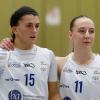 Lauren Fech (links) und Antonia Fuchsbauer von den QOOL Sharks Würzburg: Fech war mit 19 Punkten erfolgreichste Werferin der Würzburger Basketballerinnen in Dillingen.