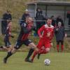 Patrick Kirsten (links) und der TSV Aubstadt II überholten durch den 3:0-Heimerfolg die DJK Altbessingen um Michael Winkler (rechts).
